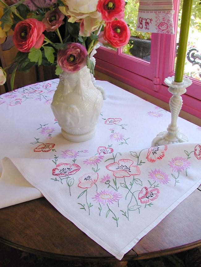 Superb tablecloth with hand-embroidered red poppies 1940-50