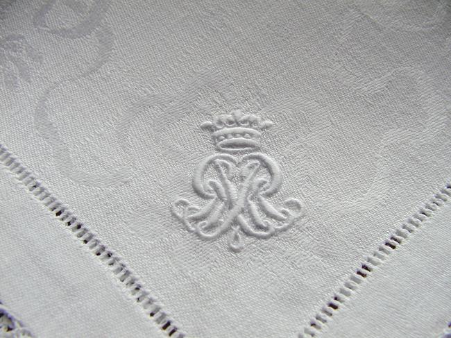 Superbe centre de table en damassé, monogramme avec couronne& dentelle