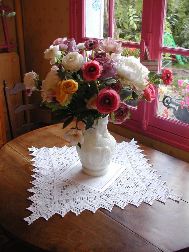 Superbe centre de table en damassé, monogramme avec couronne& dentelle