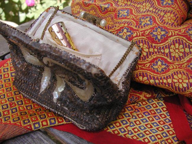 So gorgeous vintage evening bag with beads and sequins