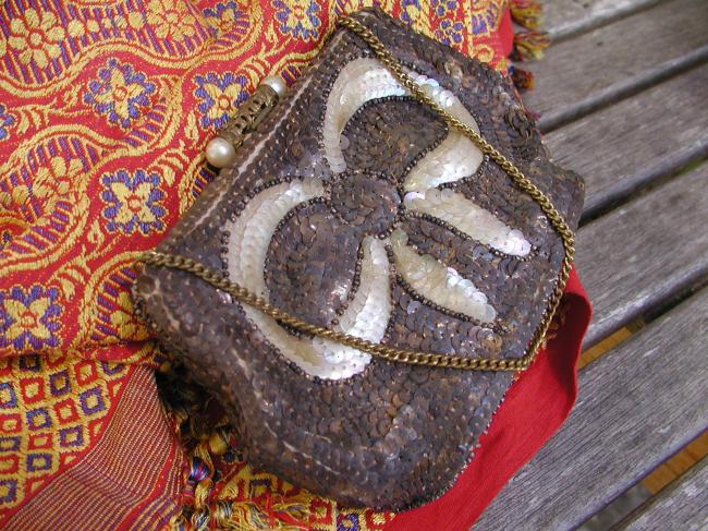 So gorgeous vintage evening bag with beads and sequins