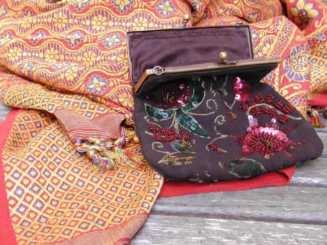 So lovely vintage purse in black silk with glass beads and sequins