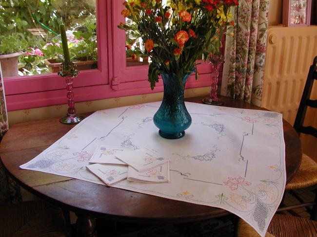 So sweet tea tablecloth with its 4 napkins, lovely handmade embroidery