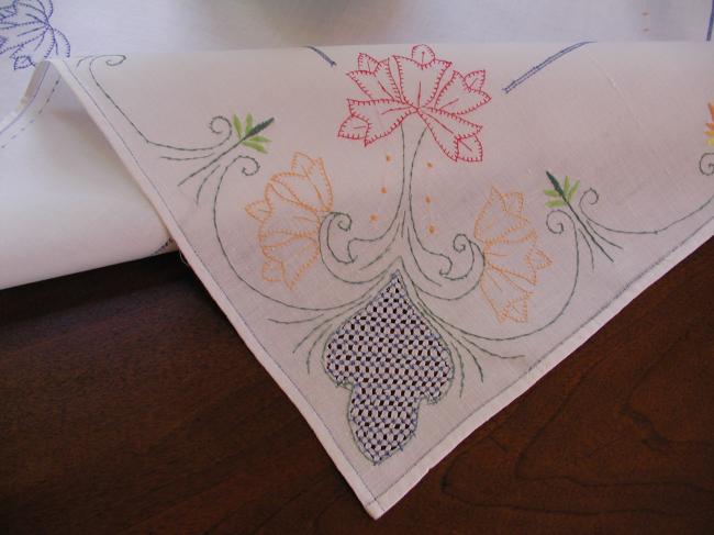 So sweet tea tablecloth with its 4 napkins, lovely handmade embroidery