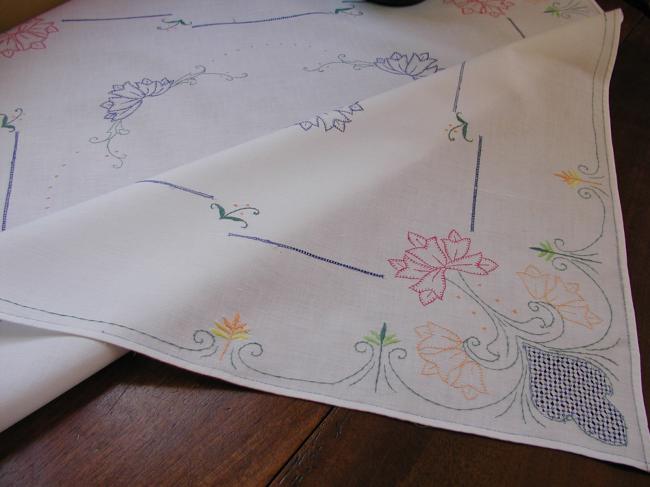 So sweet tea tablecloth with its 4 napkins, lovely handmade embroidery