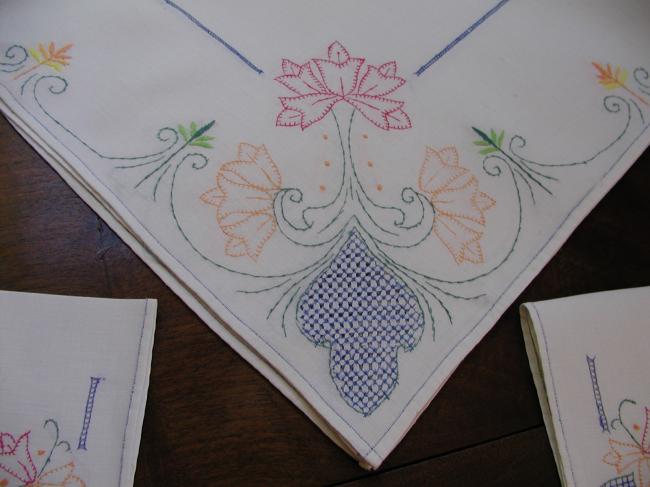 So sweet tea tablecloth with its 4 napkins, lovely handmade embroidery