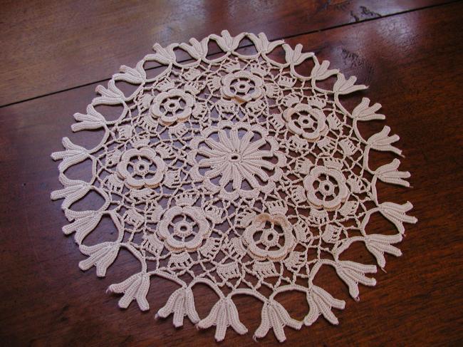 So sweet round doily in irish guipure lace