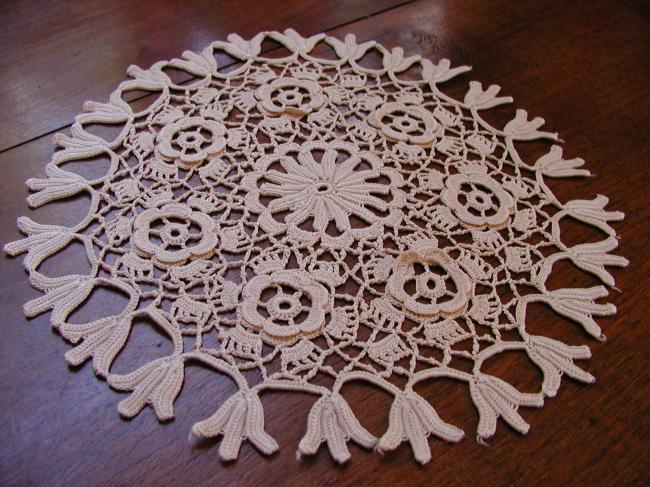 So sweet round doily in irish guipure lace