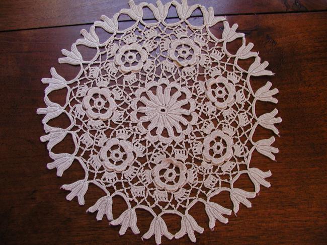 So sweet round doily in irish guipure lace