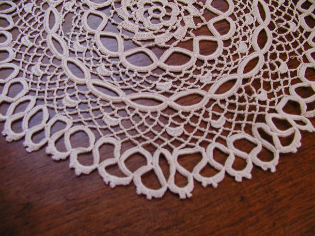 Charming round doily in irish guipure lace