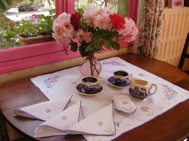 So sweet hand emboidered tea service with its 4 napkins, flowers and wheat ears