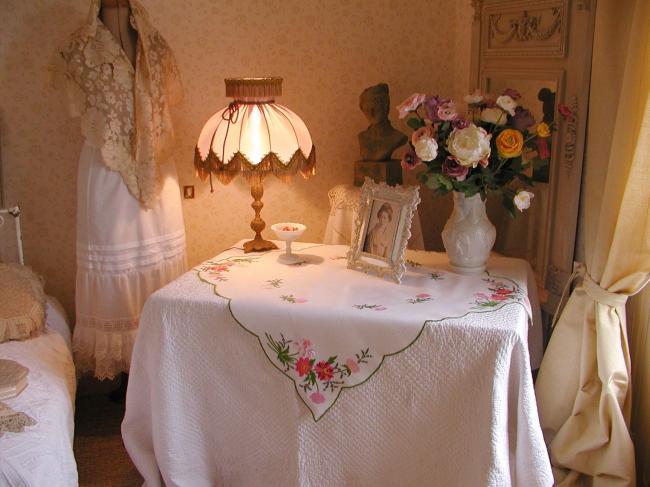 So adorable tablecloth with hand-embroidered bunches of flowers