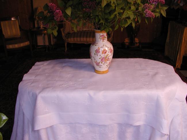 Wonderful Pinã tablecloth with hand embroidered flowers and drawn thread works