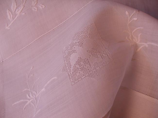 Wonderful Pinã tablecloth with hand embroidered flowers and drawn thread works