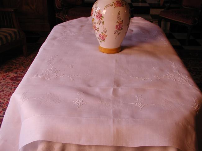 Wonderful Pinã tablecloth with hand embroidered flowers and drawn thread works