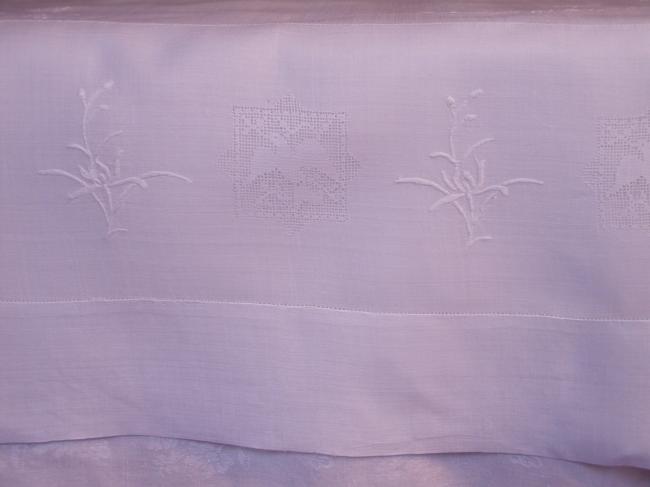 Wonderful Pinã tablecloth with hand embroidered flowers and drawn thread works