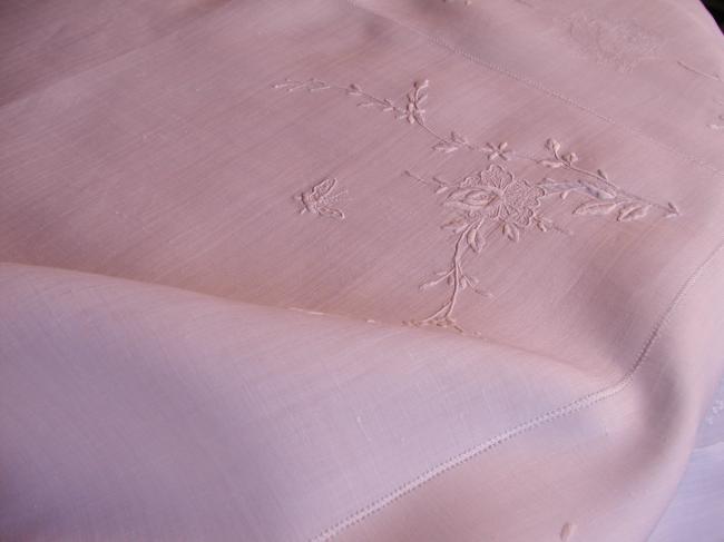 Wonderful Pinã tablecloth with hand embroidered flowers and drawn thread works