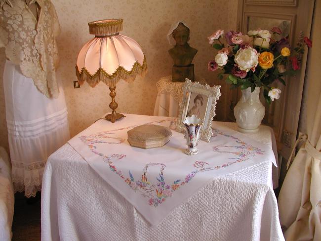 Adorable hand embroidered tablecloth with british garden, so many flowers !