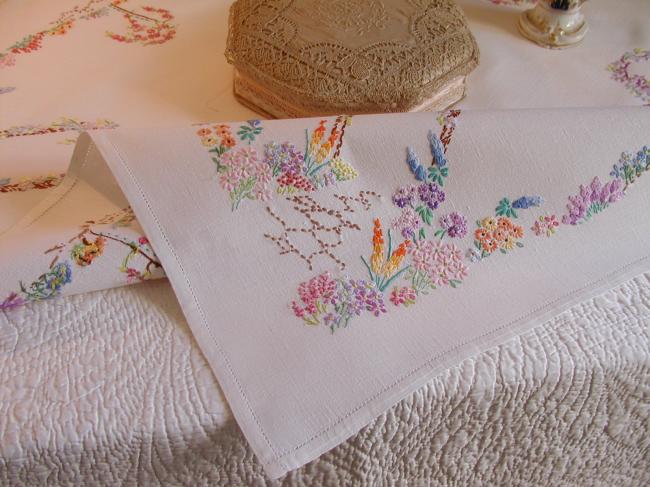 Adorable hand embroidered tablecloth with british garden, so many flowers !