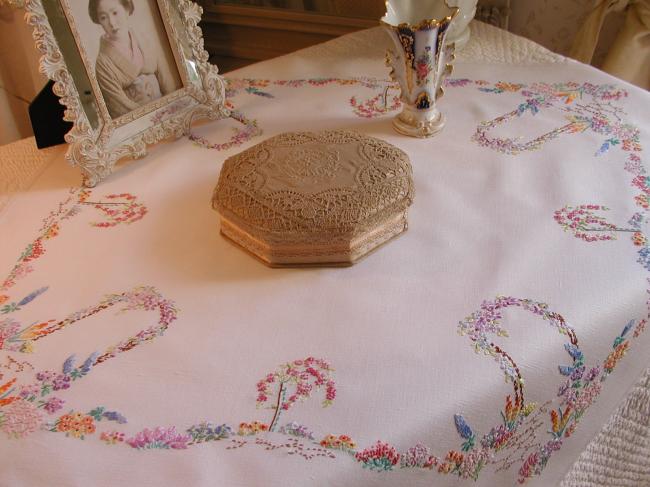 Adorable hand embroidered tablecloth with british garden, so many flowers !