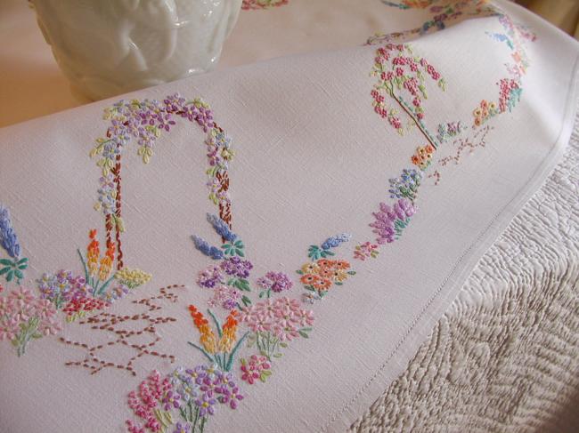 Adorable hand embroidered tablecloth with british garden, so many flowers !