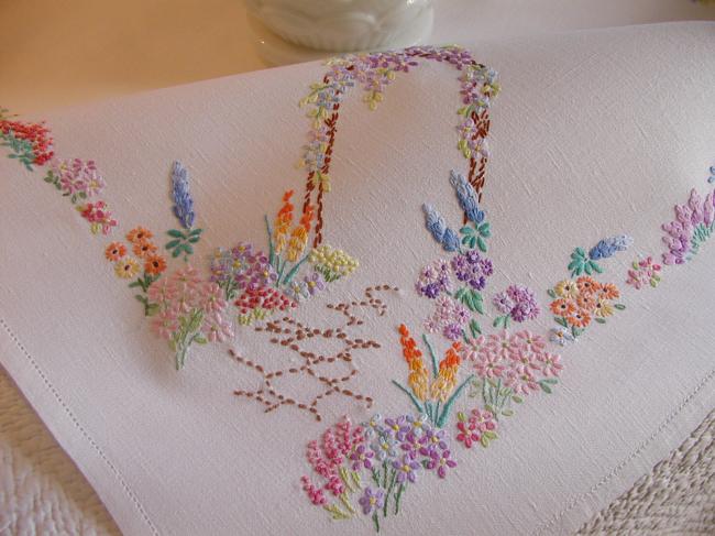 Adorable hand embroidered tablecloth with british garden, so many flowers !