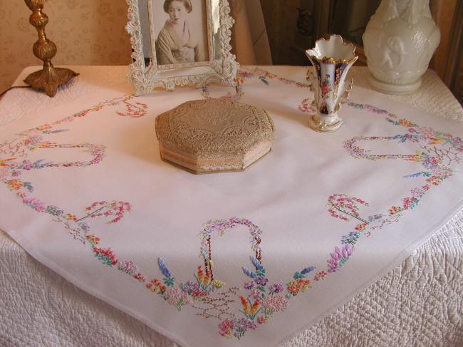 Adorable hand embroidered tablecloth with british garden, so many flowers !