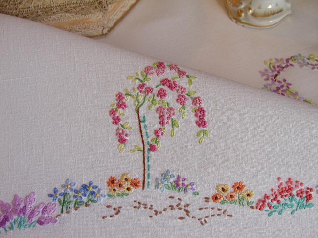 Adorable hand embroidered tablecloth with british garden, so many flowers !