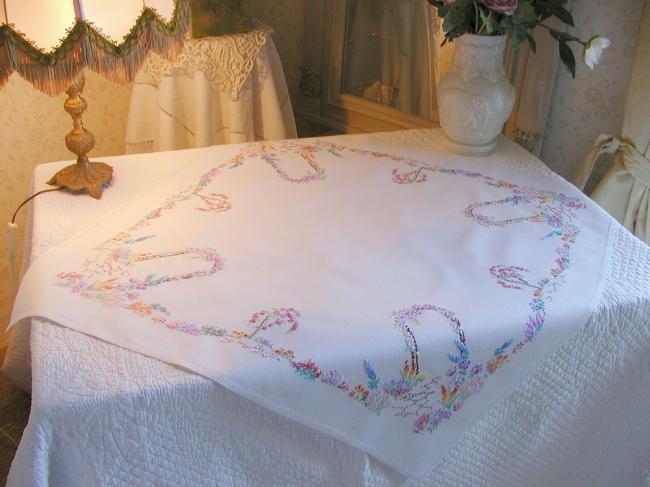 Adorable hand embroidered tablecloth with british garden, so many flowers !