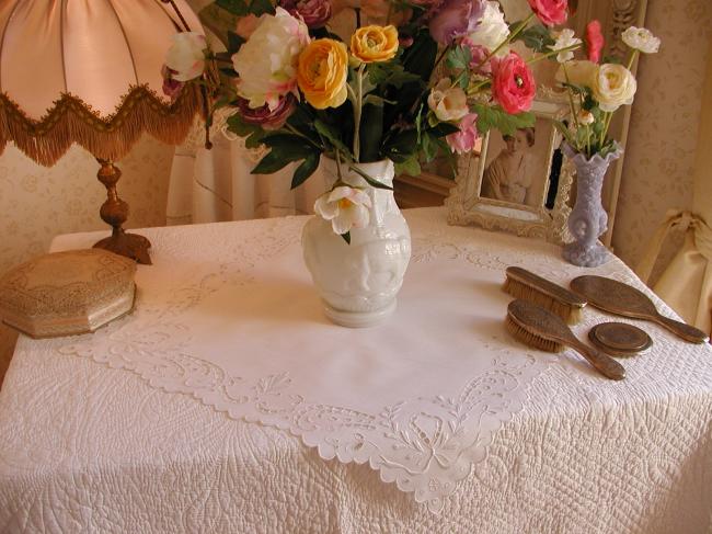 Marvellous table centre with edging in Richelieu openwork 1900