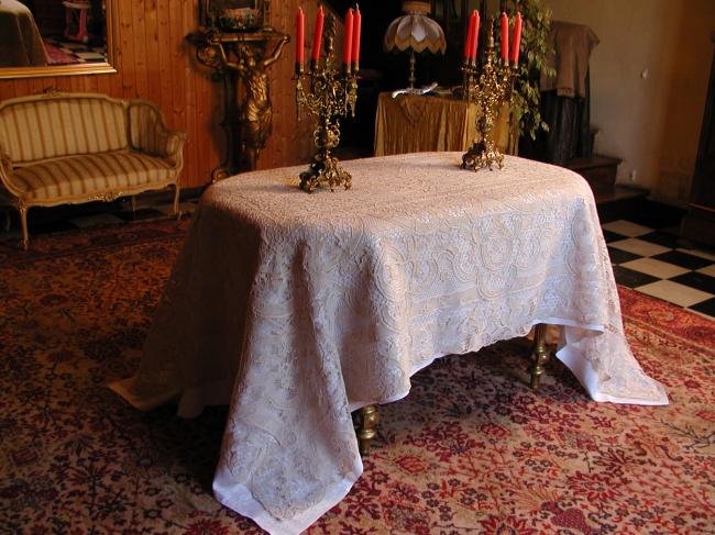 Absolutely breathtaking banquet tablecloth & its 12 napkins in Venezia lace