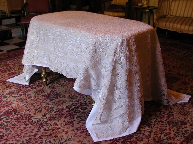 Absolutely breathtaking banquet tablecloth & its 12 napkins in Venezia lace