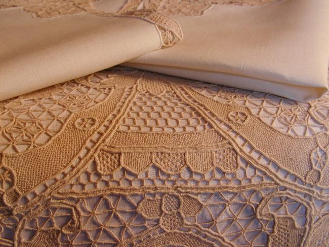 Absolutely breathtaking banquet tablecloth & its 12 napkins in Venezia lace