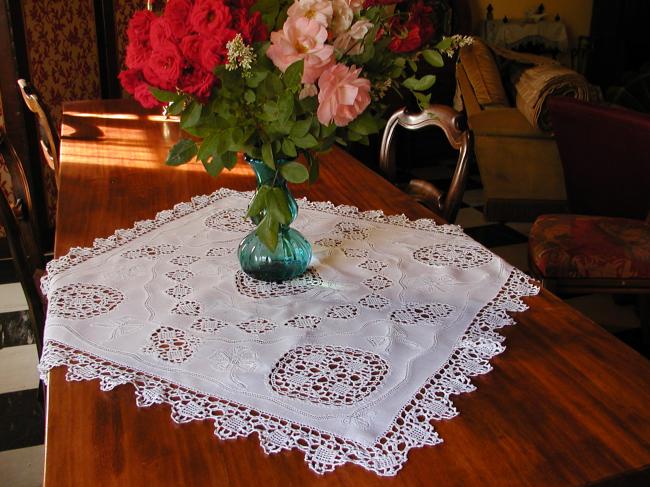 Magnifique centre de table ajouré et dentelle de crochet de Milan d'art 1900