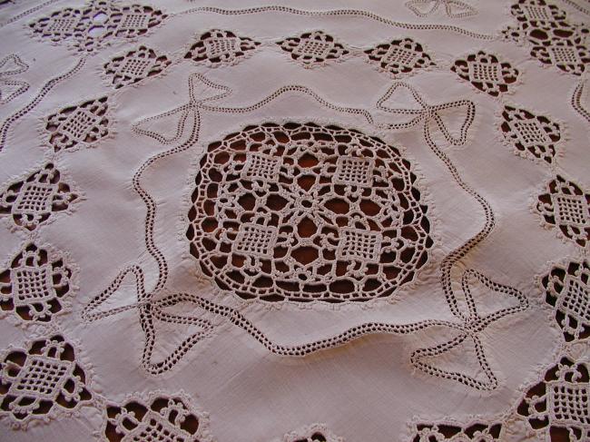 Magnifique centre de table ajouré et dentelle de crochet de Milan d'art 1900