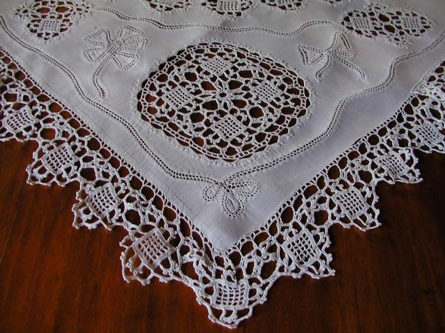 Magnifique centre de table ajouré et dentelle de crochet de Milan d'art 1900