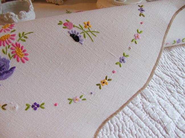 So sweet  tablecloth with hand-embroidered bunches of flowers