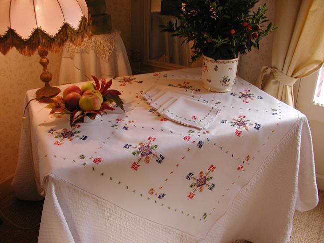 Gorgeous  tablecloth & 6 serviettes in Norvegian hand embroidery