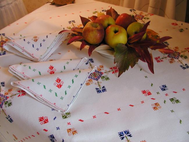 Gorgeous  tablecloth & 6 serviettes in Norvegian hand embroidery