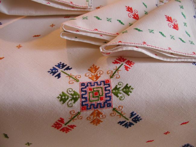 Gorgeous  tablecloth & 6 serviettes in Norvegian hand embroidery