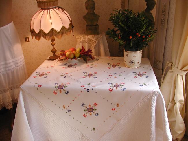 Gorgeous  tablecloth & 6 serviettes in Norvegian hand embroidery