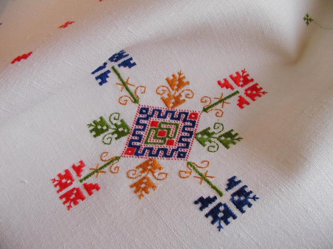 Gorgeous  tablecloth & 6 serviettes in Norvegian hand embroidery