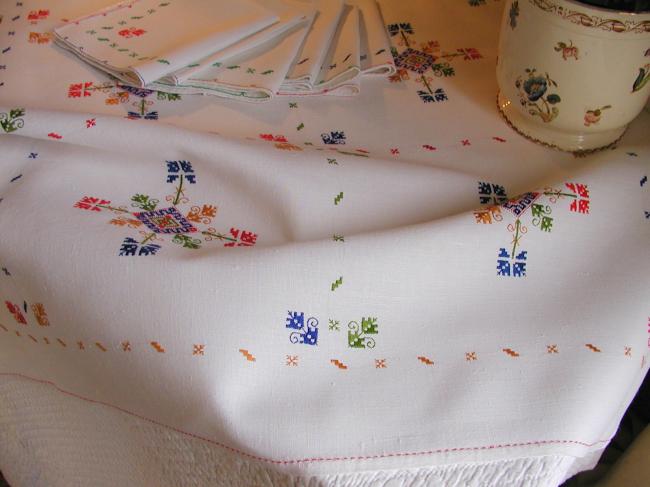 Gorgeous  tablecloth & 6 serviettes in Norvegian hand embroidery