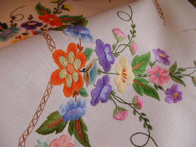 Spectacular tablecloth with hand-embroidered crown of flowers 1950