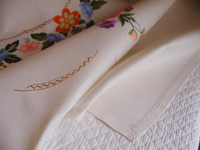 Spectacular tablecloth with hand-embroidered crown of flowers 1950