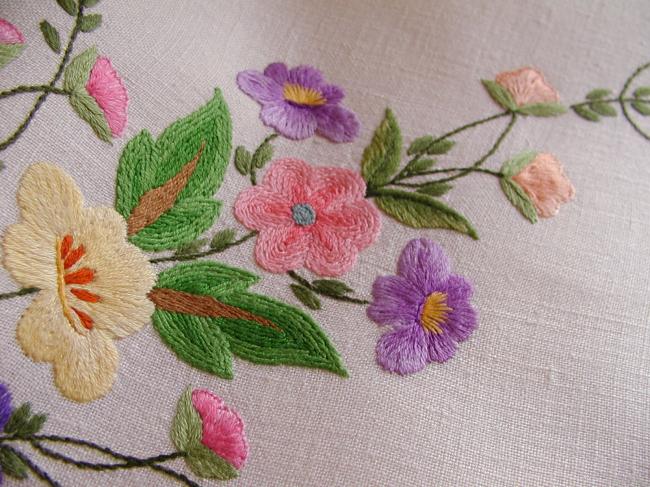 Spectacular tablecloth with hand-embroidered crown of flowers 1950