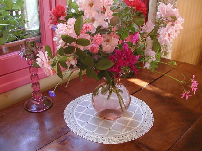 Superb round doily in linon of linen with silk embroidery &very fine bobbin lace