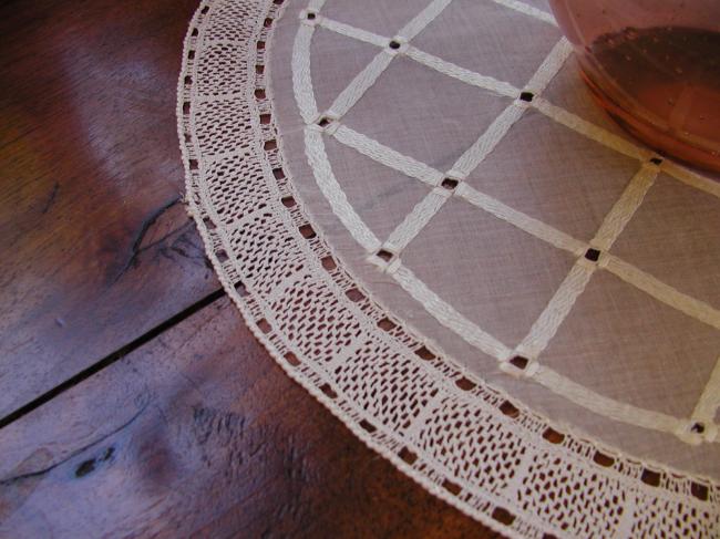 Superb round doily in linon of linen with silk embroidery &very fine bobbin lace