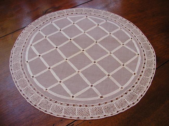 Superb round doily in linon of linen with silk embroidery &very fine bobbin lace