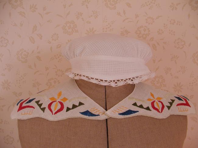 Superb collar in linen with hand embroidered Art Deco pattern